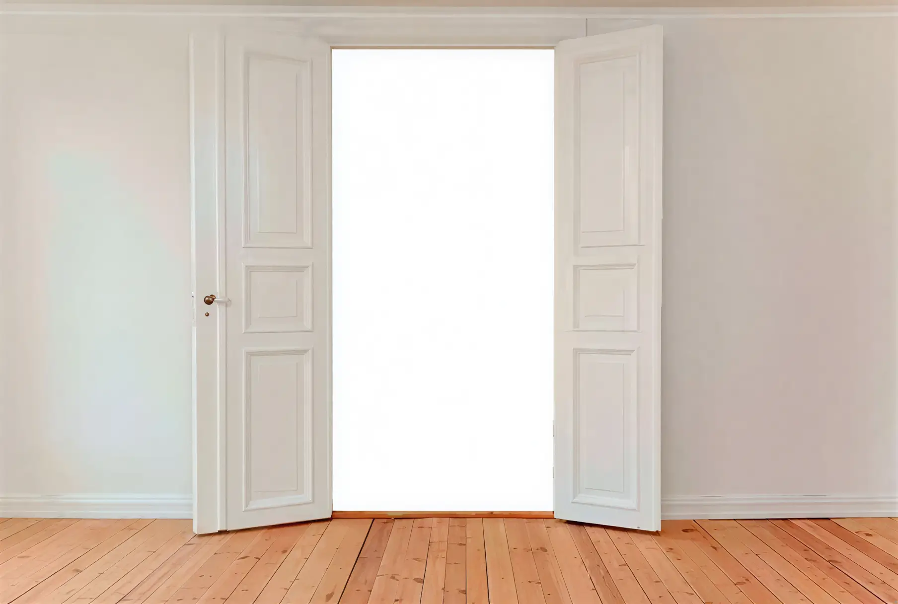 El Pintor en Cádiz lacando puerta interior en blanco con acabado profesional