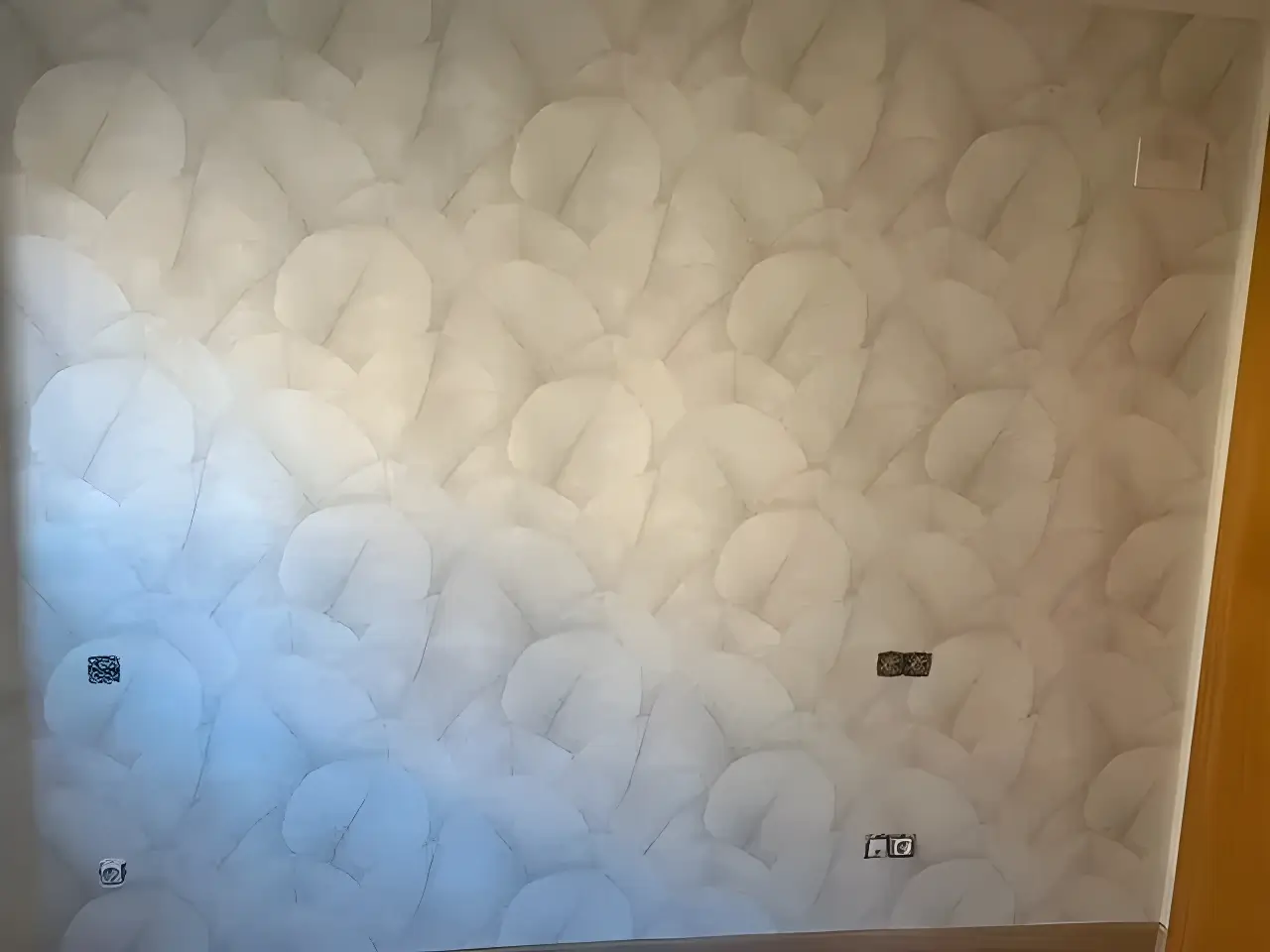 El Pintor en Cádiz aplicando papel pintado de textura clara en salón reformado