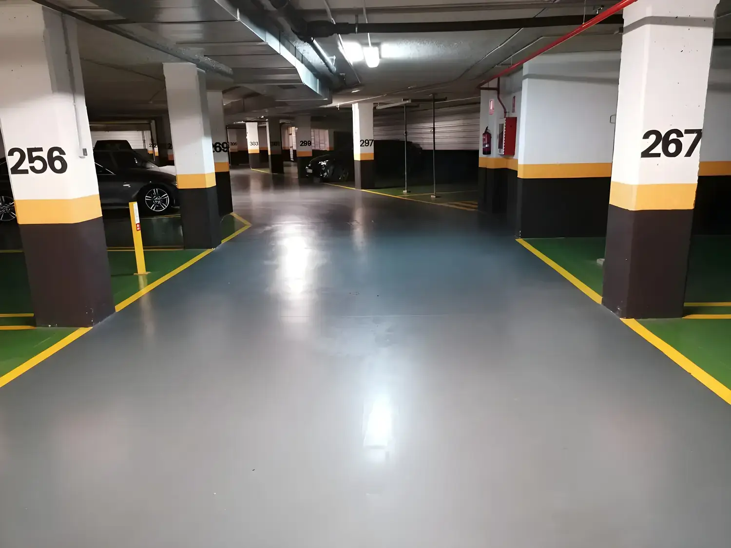 Garaje comunitario pintado y señalizado por El Pintor en Cádiz