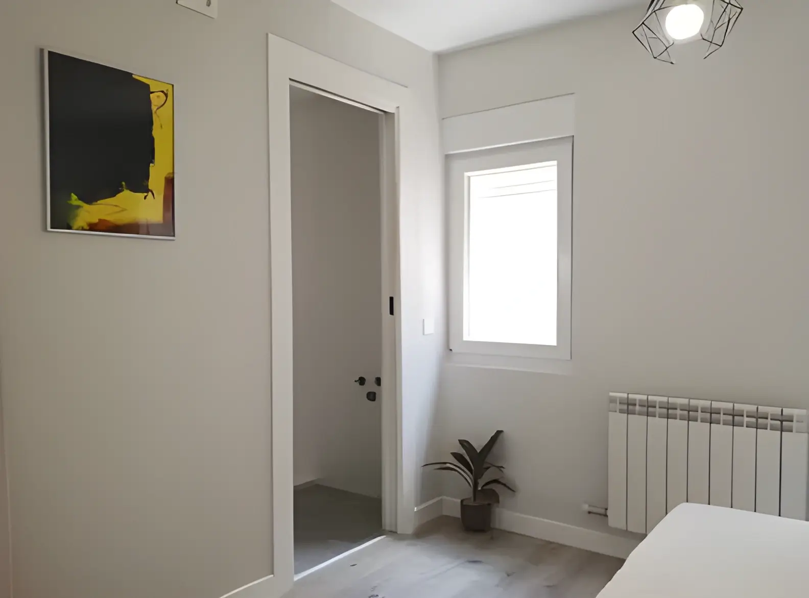 Habitación recién pintada en blanco por El Pintor en Cádiz para comunidad de vecinos