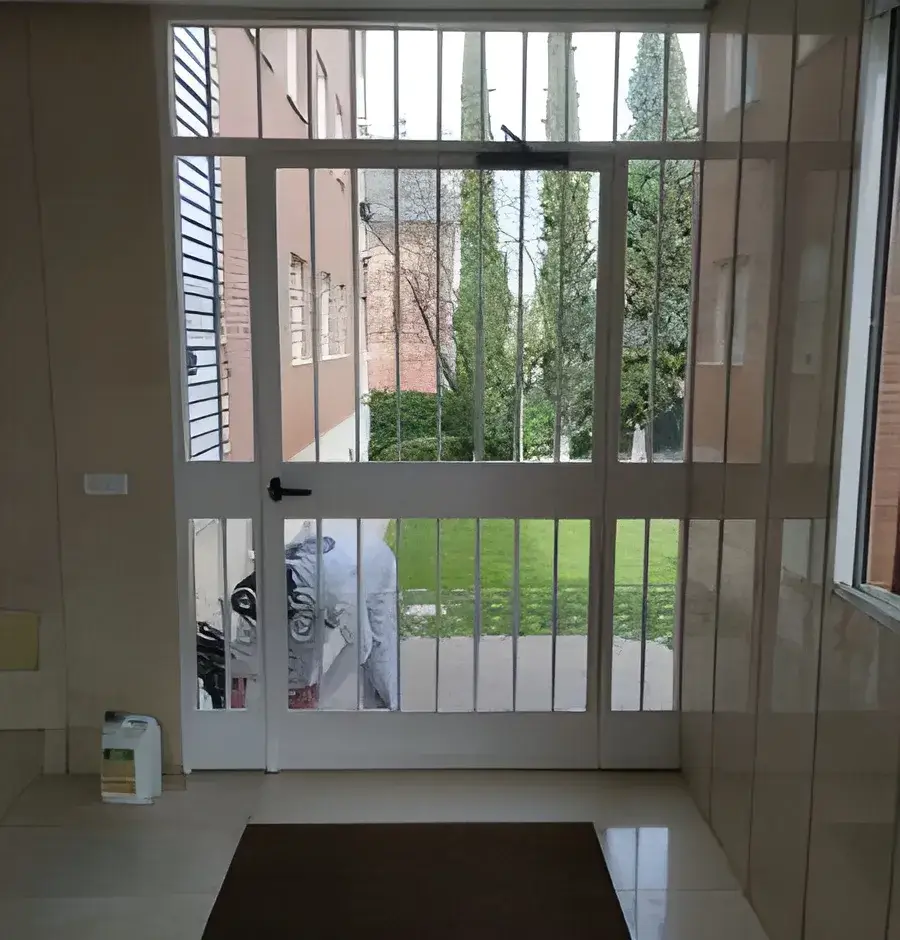 Portal de comunidad pintado por El Pintor en Cádiz con acabado luminoso