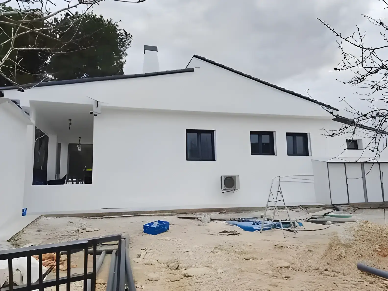 El Pintor en Cádiz Fachada de chalet blanco recién pintada con acabado profesional