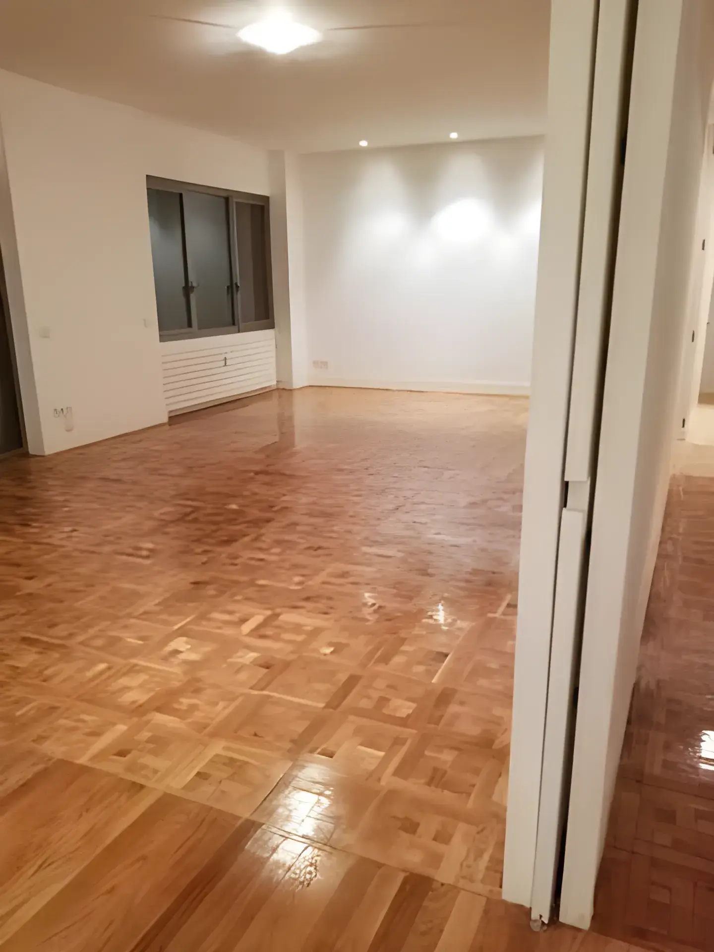 Salón amplio pintado en blanco por El Pintor en Cádiz, acabado limpio y luminoso