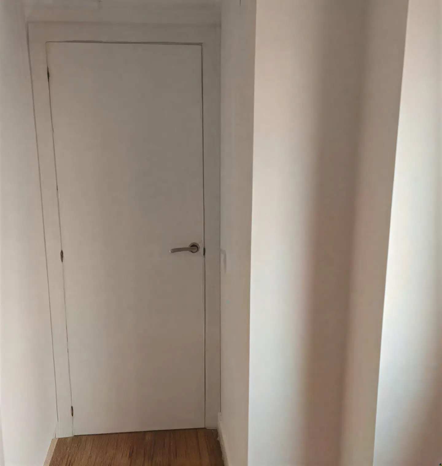 Puerta interior lacada en blanco en pasillo realizada por El Pintor en Cádiz