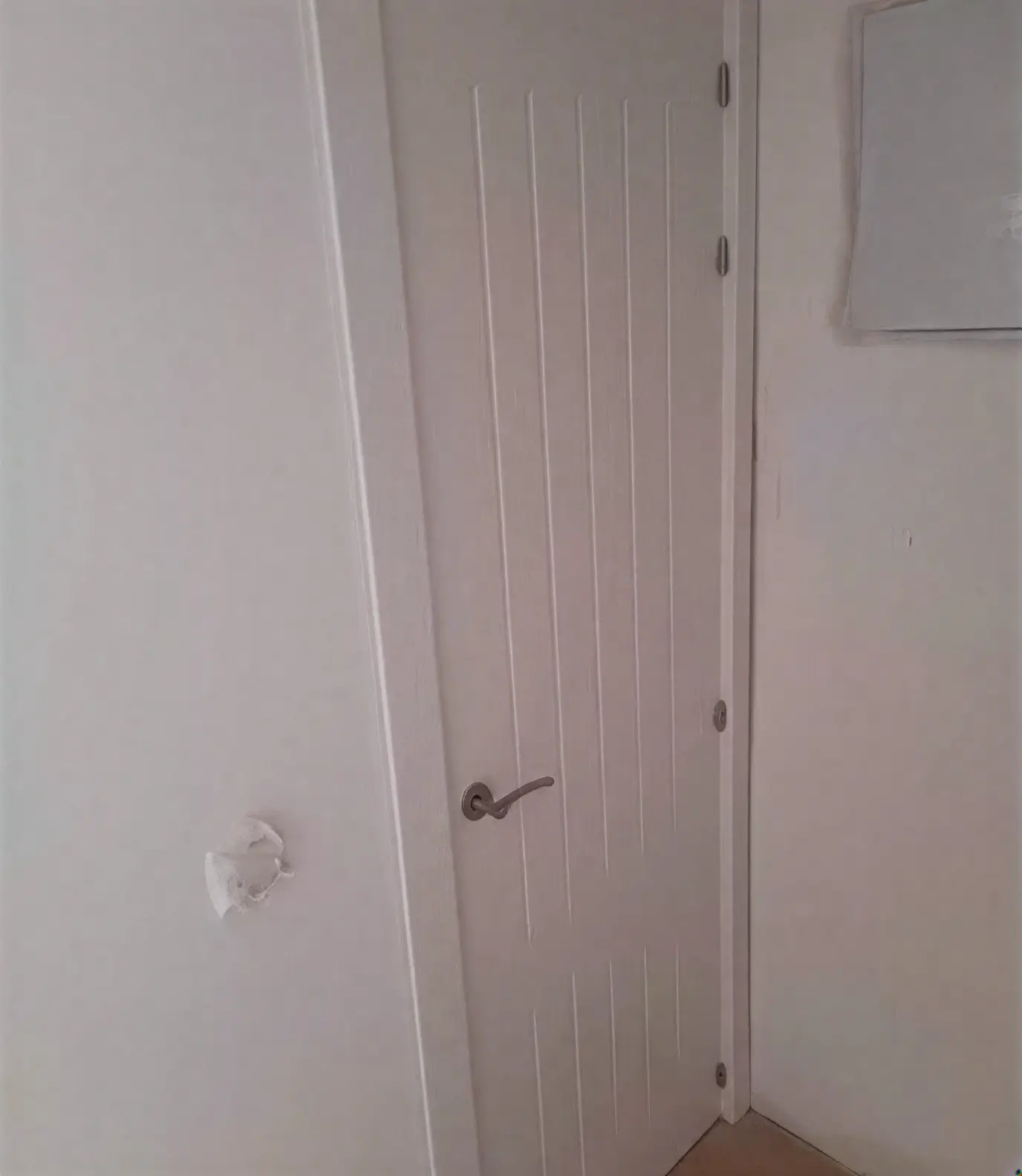 Puerta moderna con ranuras lacada en blanco por pintores profesionales en Cádiz